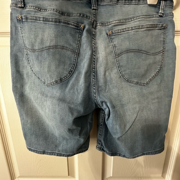 Lee Women's Classic Blue Jean Shorts - Picture 6 of 10